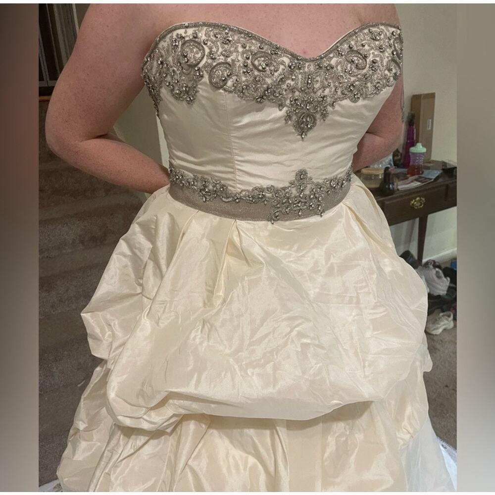 Victor Harper wedding gown 109 - Picture 11 of 13
